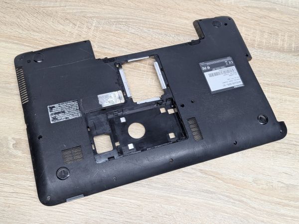 Б/В Піддон для ноутбука Toshiba Satellite C875-101