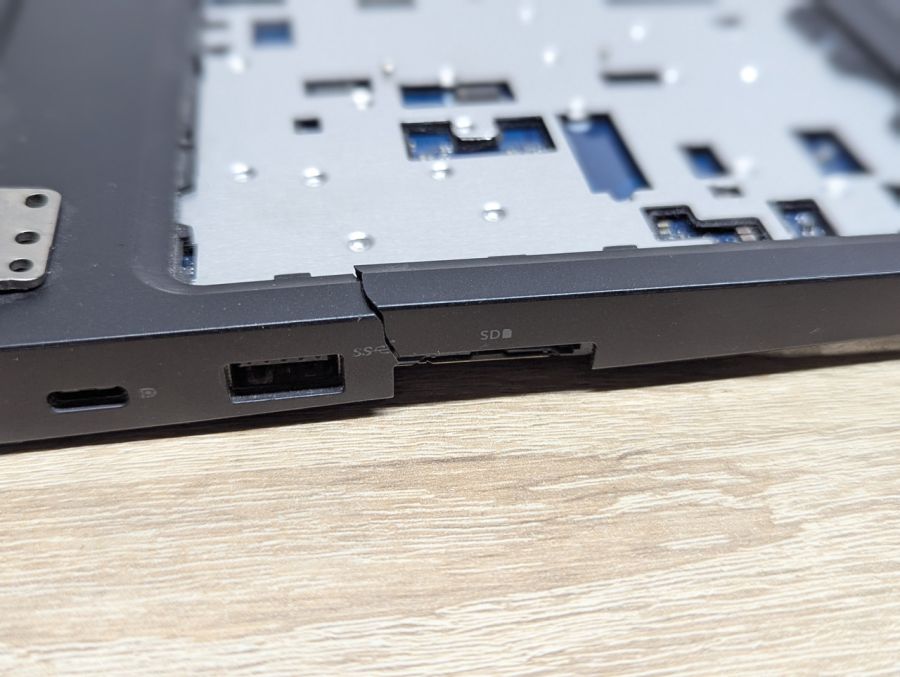 Б/В Частина корпусу+материнська плата для ноутбука Dell Latitude 5580 під розбір