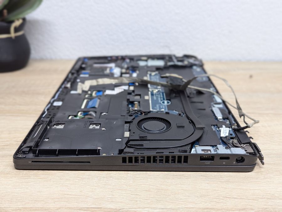 Б/В Ноутбук Dell Latitude 5500 під розбір або відновлення [ProductHub SKU Dell658]