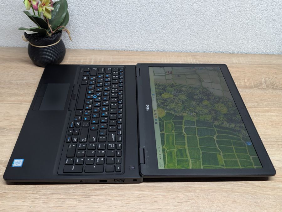 Ноутбук Б/В Dell Latitude 5580:15.6 Full HD Intel Core i5-6300U 8 GB DDR4 SSD 256Gb, Intel HD Graphics