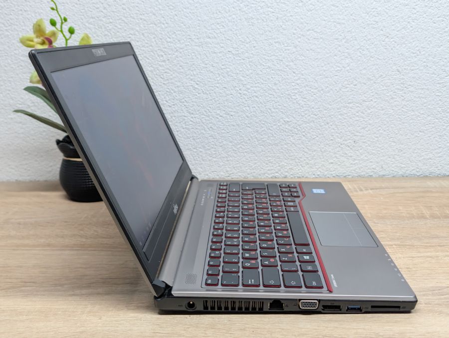 Ноутбук Б/В Fujitsu E736:13, Intel Core i3-6100U,8 GB DDR4, SSD 256Gb