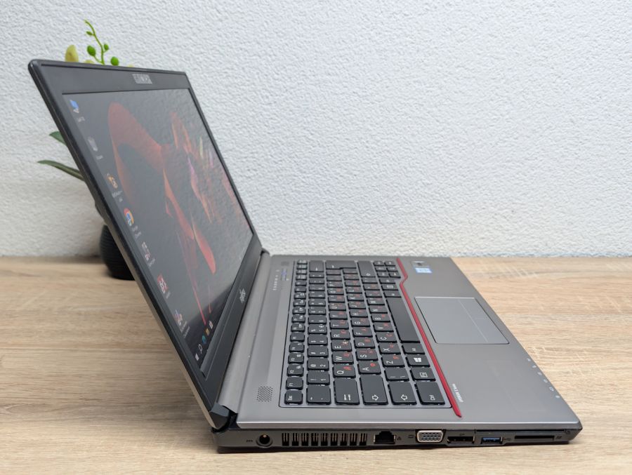 Ноутбук Б/В Fujitsu E746: 14 Full Hd Intel Core i5-6200U 8 GB DDR4 250Gb SSD