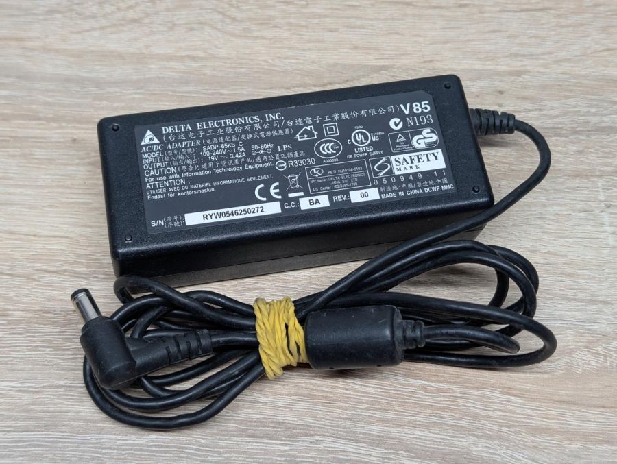 Б/В Блок живлення Delta Elecronics 65W 19V 3.42A 5.5 х 2.5 мм