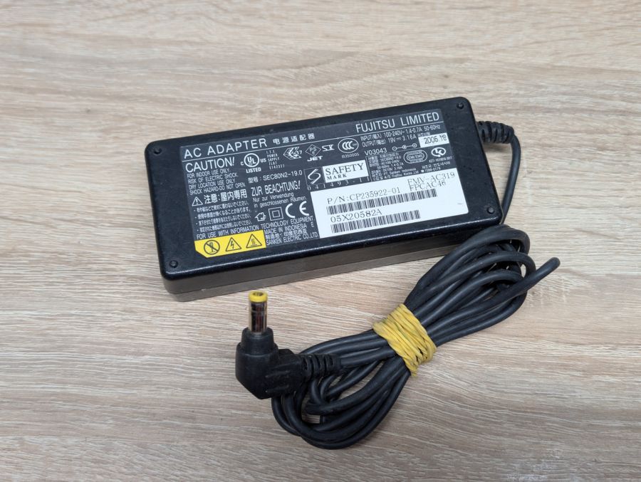 Б/В Блок живлення Fujitsu 60W 19V 3.16A 5.5 x 2.5мм