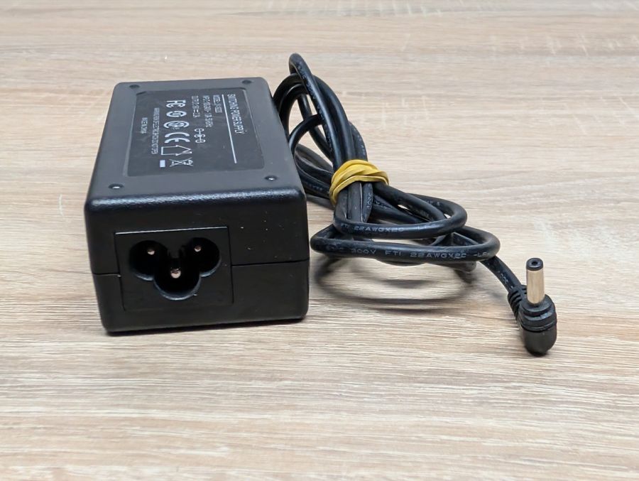 Б/В Блок живлення 42W 19V 2.2A 3.0x1.0 мм